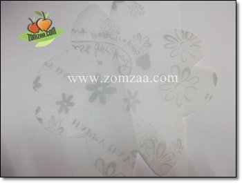 (วิธีทำช่อเฟอเรโร่) คลี่กลีบดอกไม้ ที่ทำจากกระดาษสาออกมาดูให้เห็นตัวอย่าง