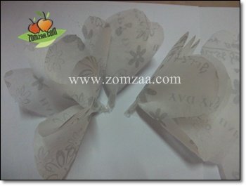 (วิธีทำช่อเฟอเรโร่) จับมุมกระดาษติดสก็อตเทปของกลีบดอกไม้ไปเรื่อย ๆ  (ทำกลีบช่อเฟอเรโร่)