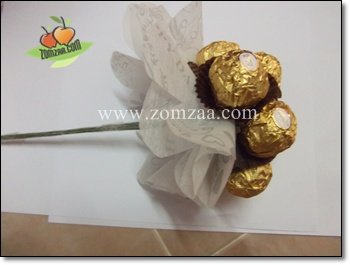 (วิธีทำช่อเฟอเรโร่) นำกระดาษสากลีบดอกไม้ จับช่อกับช่อเฟอเรโร่ช็อกโกแลตให้สวยงาม