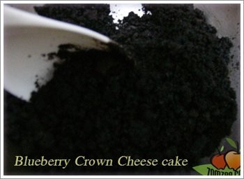 (วิธีทำบลูเบอรี่ชีสเค้ก - ฐานเค้ก) ลักษณะที่ได้จะเหมือนทราย(สีดำ)เปียก