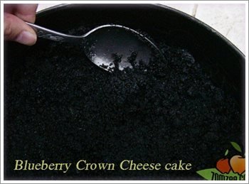 (วิธีทำบลูเบอรี่ชีสเค้ก - ฐานเค้ก) กรุให้เลยขึ้นมาบนขอบด้านข้างประมาณครึ่งนึงของพิมพ์ ใช้ช้อนกดให้แน่น