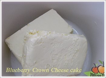 (วิธีทำบลูเบอรี่ชีสเค้ก - ตัวชีสเค้ก) ครีมชีส ก่อนใช้ต้องนำมาวางพักที่อุณหภูมิห้องให้อ่อนตัวนิดนึง