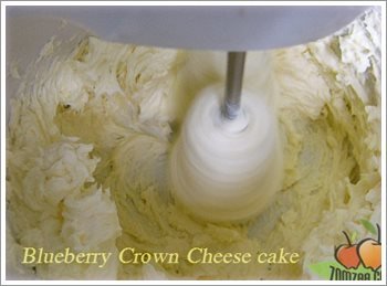 (วิธีทำบลูเบอรี่ชีสเค้ก - ตัวชีสเค้ก) ตีครีมชีสและน้ำตาลทราย ประมาณ 5 นาที ความเร็วปานกลาง