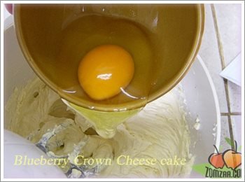(วิธีทำบลูเบอรี่ชีสเค้ก - ตัวชีสเค้ก) เติมไข่ไก่ลงไปครั้งละ 1 ฟอง 