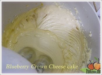(วิธีทำบลูเบอรี่ชีสเค้ก - ตัวชีสเค้ก) ตีให้เข้ากัน ซึ่งแต่ละฟองตีห่างกันประมาณ 30 วินาที