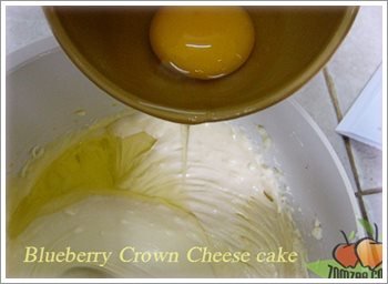 (วิธีทำบลูเบอรี่ชีสเค้ก - ตัวชีสเค้ก) เติมไข่ฟองต่อไปลงไปค่ะ  ทำเหมือนเดิมจนครบทุกฟอง