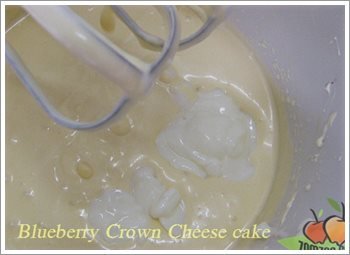 (วิธีทำบลูเบอรี่ชีสเค้ก - ตัวชีสเค้ก) จากนั้นเติมซาวครีม หรือโยเกิร์ตรสธรรมชาติลงไป