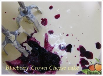 (วิธีทำบลูเบอรี่ชีสเค้ก - ตัวชีสเค้ก) เติมบลูเบอรี่