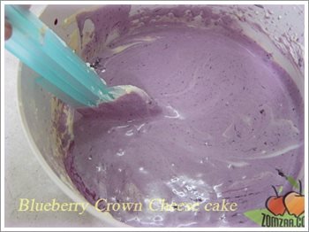 (วิธีทำบลูเบอรี่ชีสเค้ก - ตัวชีสเค้ก) เติมบลูเบอรี่แช่แข็งลงไป ตีต่ำพอเข้ากัน