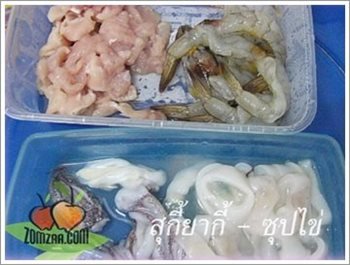 เตรียมส่วนของเนื้อสัตว์ มี กุ้ง  ปลาหมึก ลูกชิ้น และ หมู (วิธีทำสุกี้ยากี้ - ซุปไข่)