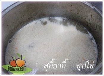 เตรียมน้ำซุป - โดยน้ำน้ำที่เราลวกเนื้อสัตว์เมื่อสักครู่มาตั้งไฟปานกลางอีกครั้ง (วิธีทำสุกี้ยากี้ - ซุปไข่)